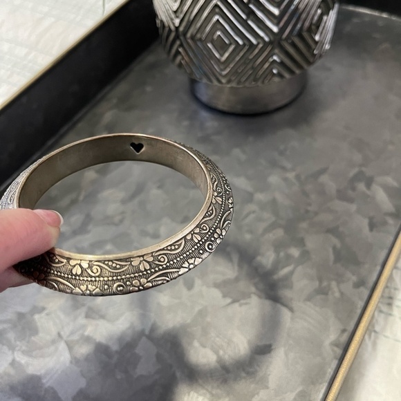 Heart Shape HSB225 Silver Engraved Metal Heart Motif Womens Engraved‎ Bracelet - Picture 3 of 5